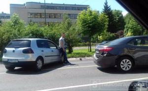 Jedna osoba povrijeđena u sudaru dva vozila kod hotela Holiday